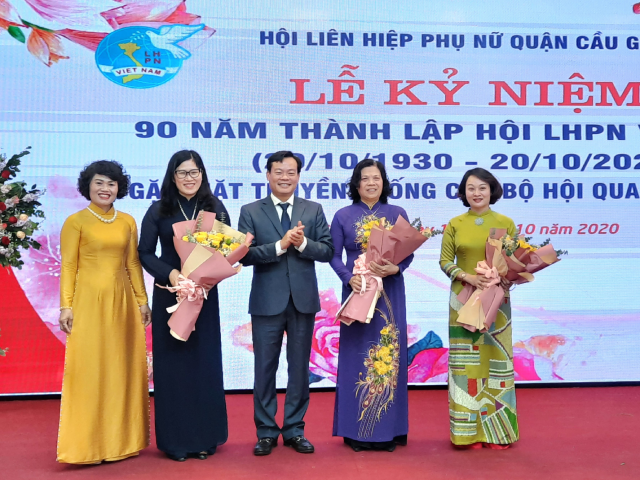 Lãnh đạo Thành phố tặng hoa chúc mừng nhân ngày truyền thống Hội