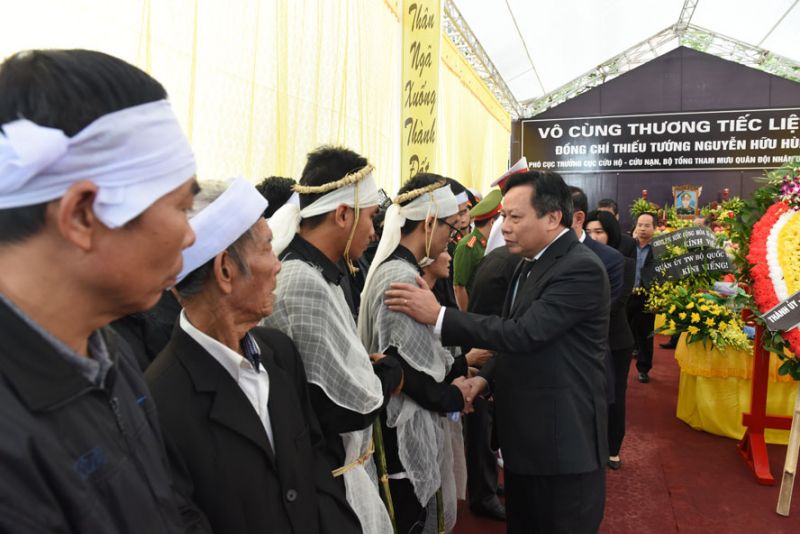 Đồng chí Nguyễn Văn Phong chia buồn cùng gia đình