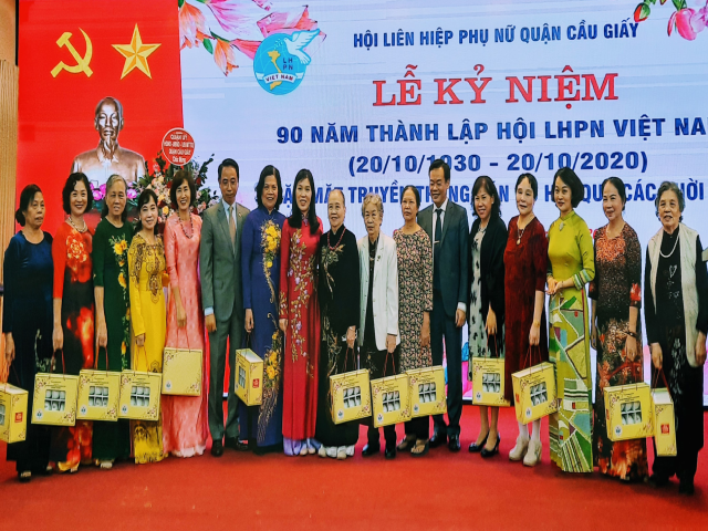 Tặng quà tri ân các thế hệ lãnh đạo Hội LHPN Quận và Cơ sở