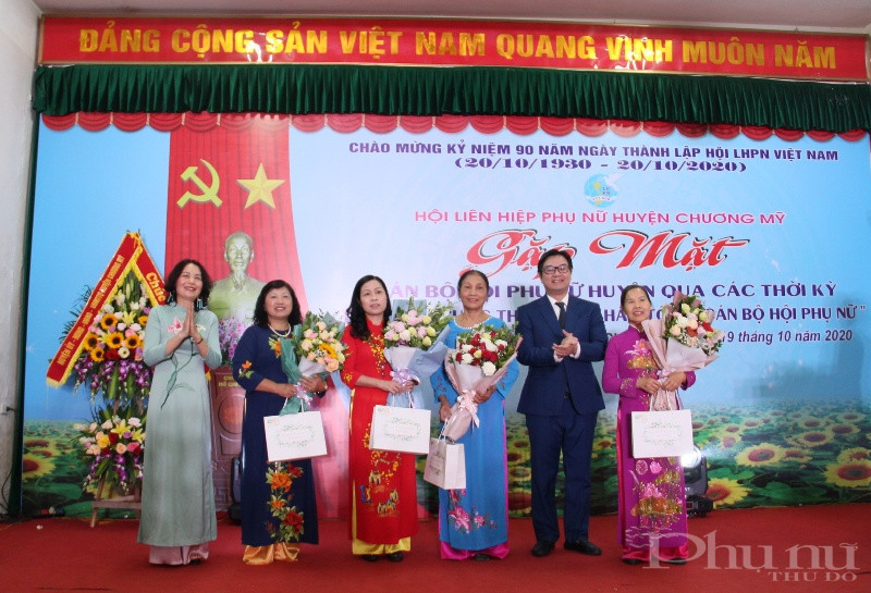 Đồng chí Bùi Minh Đức - Chủ tịch Hội LHPN huyện Chương Mỹ và đồng chí Nguyễn Văn Thắng - Bí thư huyện ủy  Chương Mỹ tặng hoa các đồng chí nguyên lãnh đạo Hội PN qua các thời kỳ. Đồng chí Bùi Minh Đức - Chủ tịch Hội LHPN huyện Chương Mỹ và đồng chí Nguyễn Văn Thắng - Bí thư huyện ủy  Chương Mỹ tặng hoa các đồng chí nguyên lãnh đạo Hội PN qua các thời kỳ.