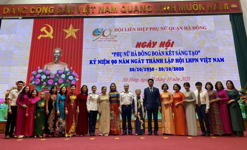 Đồng chí Phạm Thị Thanh Hương và đồng chí Nguyễn Thanh Xuân (lần lượt thứ 6 và thứ 8 từ phải sang) chụp ảnh lưu niệm cùng các thế hệ Hội LHPN Hà Đông qua các thời kỳ