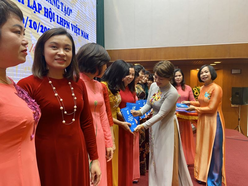 Đồng chí Lê Quỳnh Trang, Tổng biên tập Báo Phụ nữ Thủ đô tặng sách Lịch sử phong trào và tổ chức Hội Phụ nữ quận Hà Đông đến các đồng chí nguyên cán bộ Hội và đại diện tổ chức Hội cơ sở