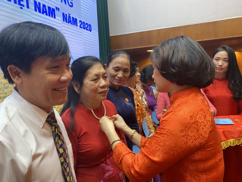 Đồng chí Phạm Thị Thanh Hương trao tặng Kỷ niệm chương 