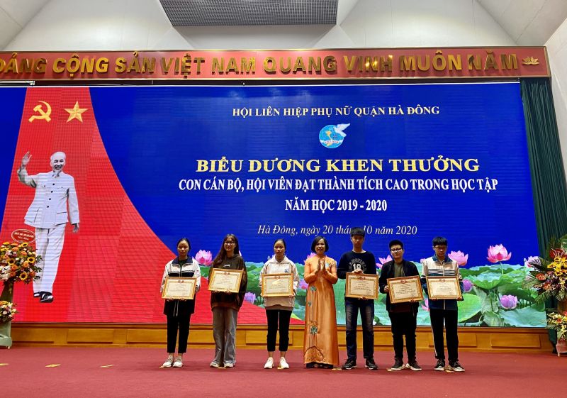 Đồng chí Lại Hà Phương khen thưởng con em cán bộ, hội viên có thành tích học tập xuất sắc