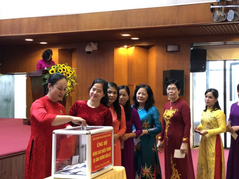 Các cán bộ, hội viên Hội LHPN quận Hà Đông chung tay ủng hộ đồng bào miền Trung chịu ảnh hưởng nặng nề do bão lũ