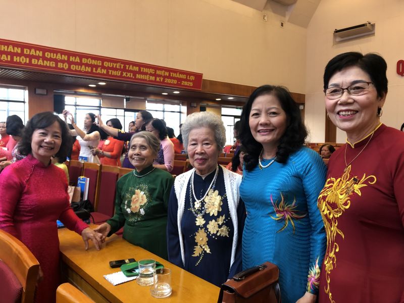 Niềm vui ngày hội ngộ của các nguyên Chủ tịch, Phó Chủ tịch Hội LHPN quận Hà Đông