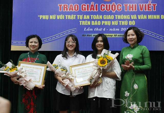 Đồng chí Lê Kim Anh, Chủ tịch Hội LHPN Hà Nội trao giải Nhì cho các tác giả đoạt giải cuộc thi năm 2019.