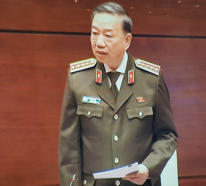 Bộ trưởng Bộ C&ocirc;ng an T&ocirc; L&acirc;m giải tr&igrave;nh tại phi&ecirc;n họp ng&agrave;y 21/10