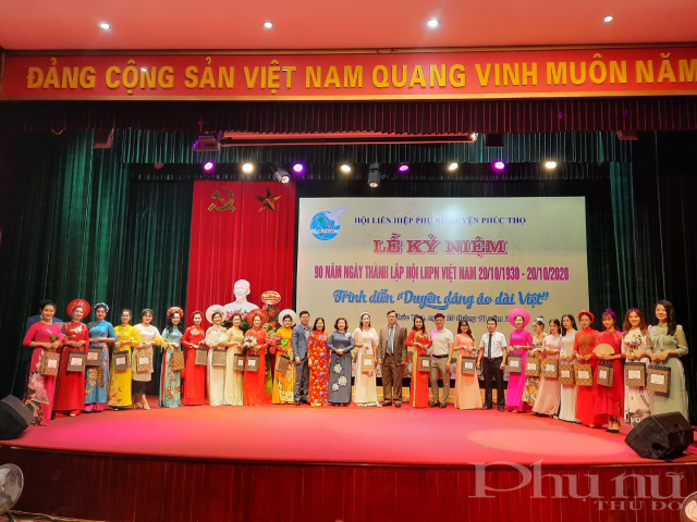 Các chị em đến từ 22 cơ quan đơn vị trong huyện trình diễn áo dài áo dài tự chọn và nhận quà tặng kỷ niệm từ Lãnh đạo.