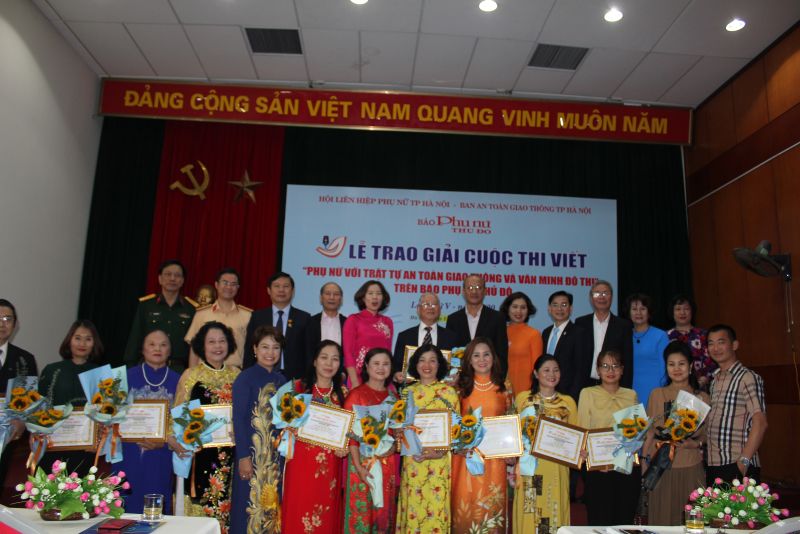 Các tác giả đạt giải chụp ảnh lưu niệm với Lãnh đạo TP và Lãnh đạo Hội LHPN Hà Nội