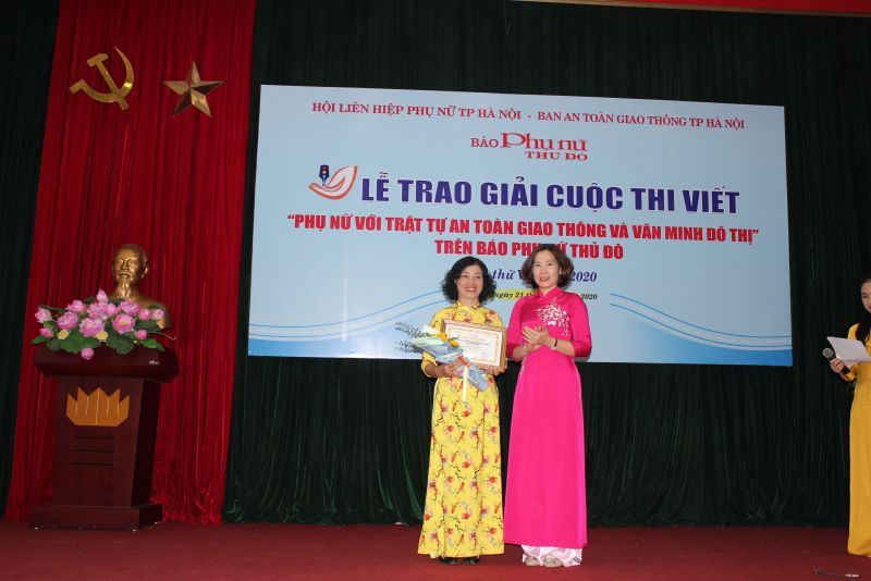 Đồng chí Chủ tịch Hội phụ nữ trao tặng giấy khen cho tác giả đạt giải