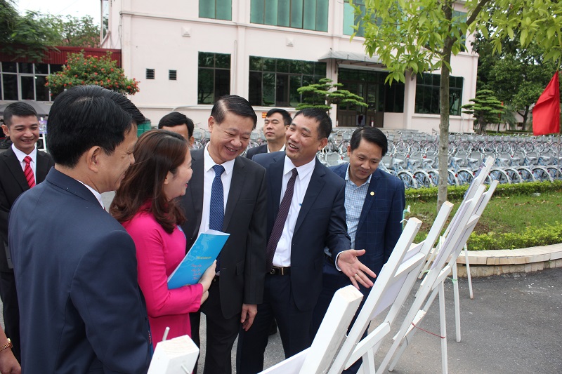 Các đại biểu thăm quan triển lãnh trưng bày các hoạt động do Hội LHPN huyện tổ chức trong đợt thi đua đặc biệt trong thời gian qua