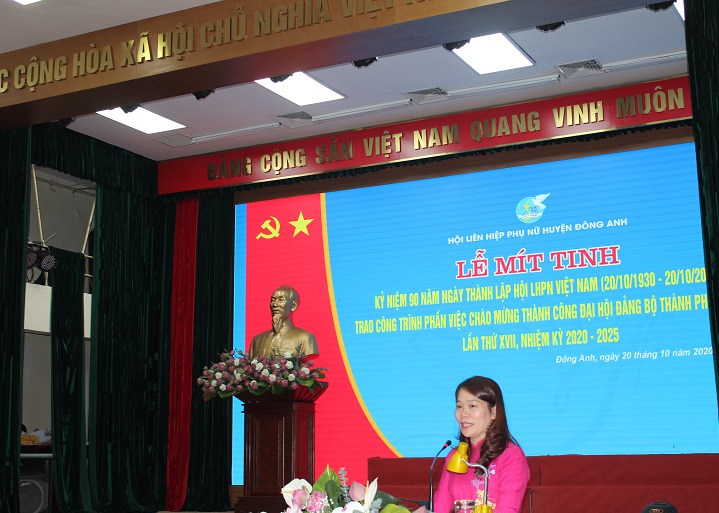 Đồng chí Nguyễn Thị Mỹ Linh - Chủ tịch Hội LHPN huyện Đông Anh phát biểu diễn văn khai mạc buổi Lễ mít ting