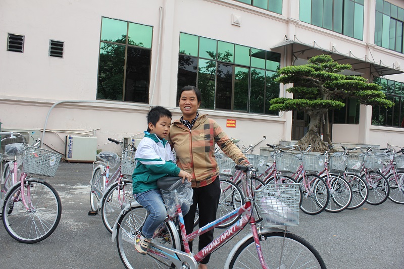 Các gia đình có hoàn cảnh khó khăn vô cùng xúc động trước việc làm ý nghĩa, thiết thực  này của Hội Phụ nữ