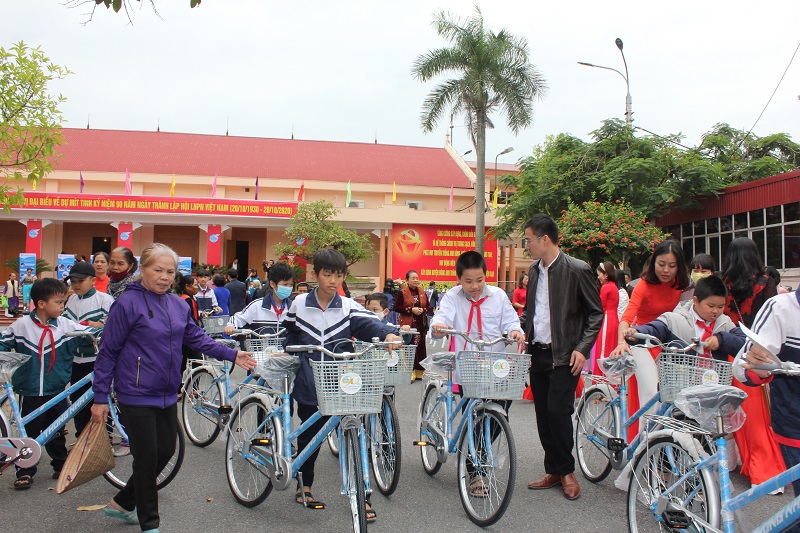 Đây là một trong những hoạt động thiết thực ý nghĩa từ việc hội vận động các hội viên tham gia thực hành tiết kiệm nuôi lợn nhựa để có nguồn kinh phí  hỗ trợ và tặng xe đạp cho các em học sinh