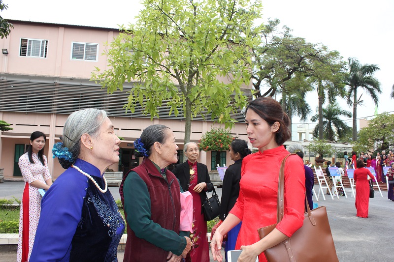 Những lời thăm hỏi, những cái ôm và cả niềm vui khi được gặp lại các thế hệ cán bộ Hội qua các thời kỳ