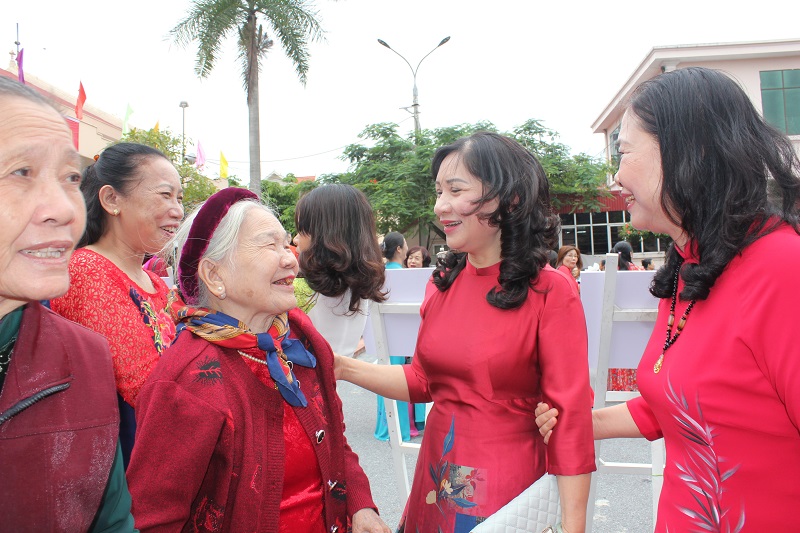 Niềm vui trong ngày gặp mặt của các thế hệ cán bộ Hội Phụ nữ