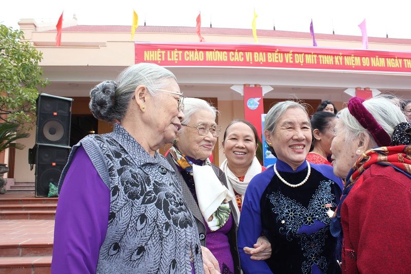 Các bà, các cô cán bộ Hội Phụ nữ qua các thời kỳ được ôn lại kỷ niệm trong quá trình công tác Hội