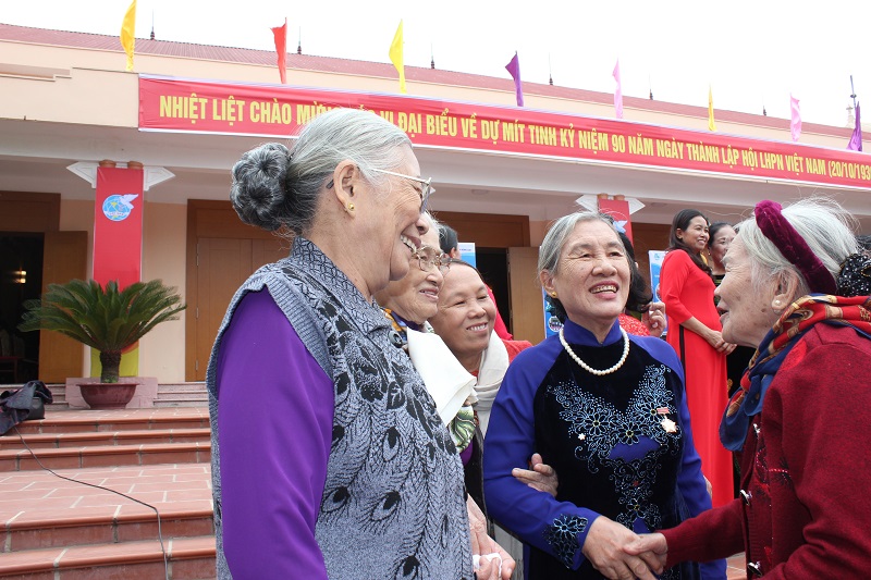 Những bắt tay nồng ấm của các thế hệ cán bộ Hội được về tham dự chương trình