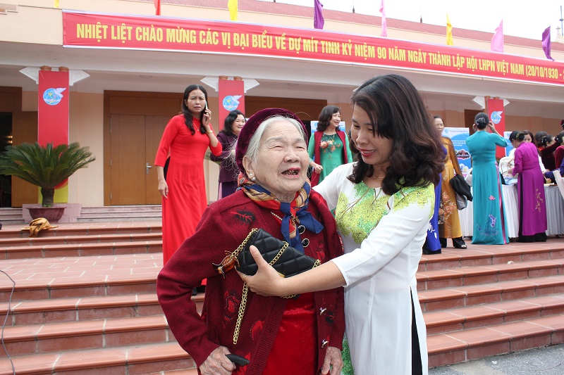 Dù tuổi cao nhưng nhiều bà, nhiều bác cán bộ Hội vẫn về chung vui trong ngày hội lớn