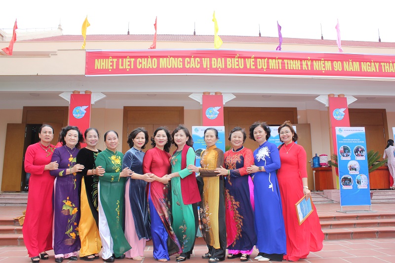 Họ cùng ngay chụp những bức ảnh kỷ niệm trong ngày quan trọng này