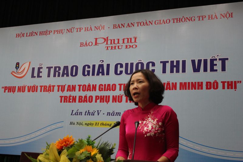 Đồng chí Lê Kim Anh - Thành ủy viên, Chủ tịch Hội LHPN Hà Nội phát biểu chỉ đạo tại Lễ trao giải cuộc thi.