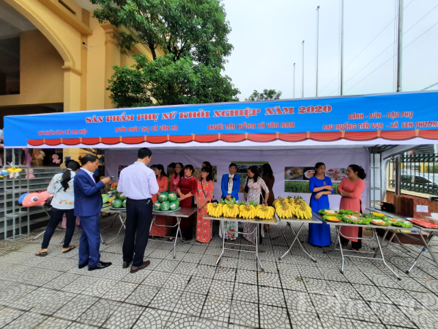 Sản phẩm của các hội viên Hội phụ nữ trong Ngày hội Phụ nữ khởi nghiệp, sáng tạo rầt độc đáo và phong phú. (Ảnh: Đ. H)