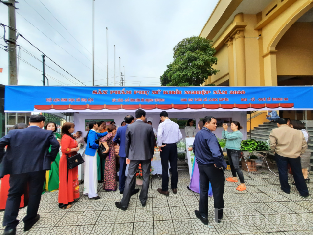 Sản phẩm của các hội viên hội phụ nữ trong Ngày hội Phụ nữ khởi nghiệp, sáng tạo rầt được quan tâm. (Ảnh: Đ.H)