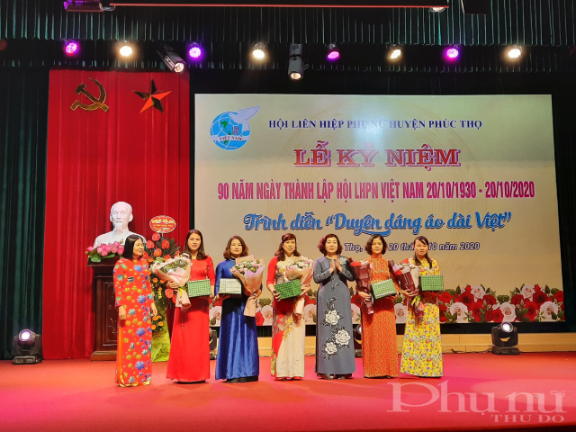 Tặng hoa các đồng chí Nguyên lãnh đạo Hội phụ nữ huyện. (Ảnh: Đ.H)