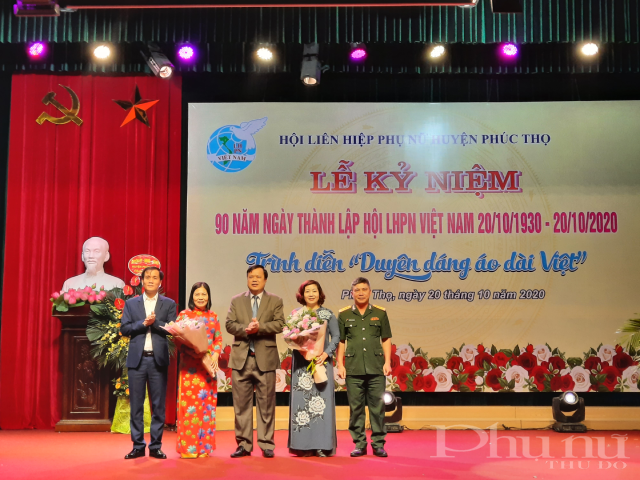 Tặng hoa lãnh đạo Hội phụ nữ huyện (Ảnh: Đ.H)