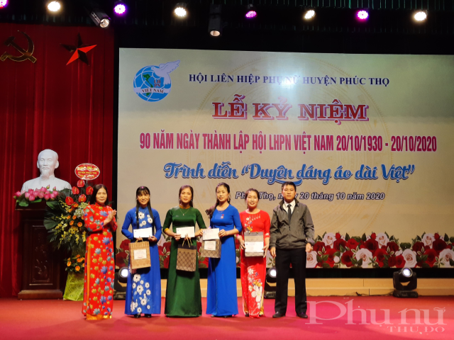 Tặng hoa tri ân quỹ TYM. (Ảnh: Đ.H)