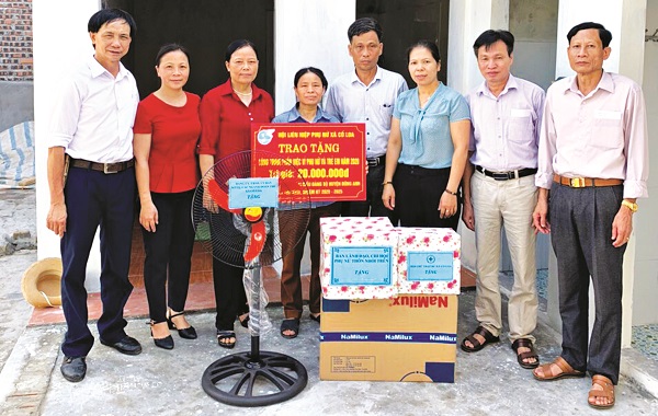 Chị Hường ( thứ 2 từ phải sang)  cùng đoàn công tác trao quà cho gia đình có hoàn cảnh khó khăn bị ảnh hưởng bởi dịch Covid-19