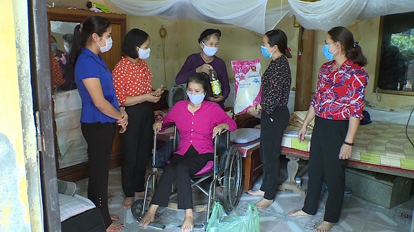 Các cấp Hội PN quận Hà Đông tặng quà hỗ trợ gia đình bị ảnh hưởng bởi dịch Covid-19