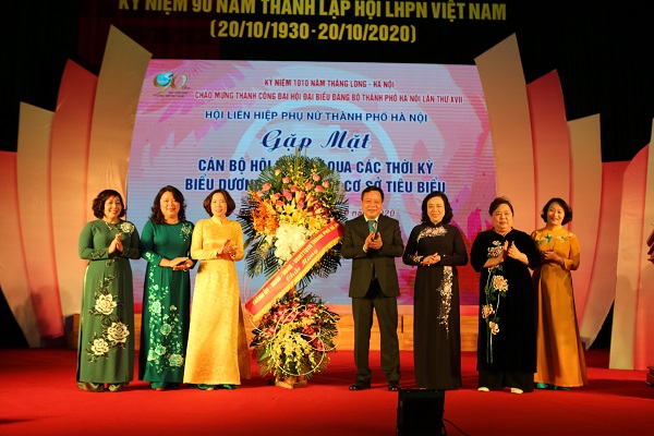 Thay mặt Thành ủy, HĐND, UBND TP, đồng chí Nguyễn Văn Phong, Phó Bí thư Thành ủy, Trưởng ban Tuyên giáo Thành ủy tặng hoa chúc mừng Hội LHPN Hà Nội tại lễ kỷ niệm Thay mặt Thành ủy, HĐND, UBND TP, đồng chí Nguyễn Văn Phong, Phó Bí thư Thành ủy, Trưởng ban Tuyên giáo Thành ủy tặng hoa chúc mừng Hội LHPN Hà Nội tại lễ kỷ niệm