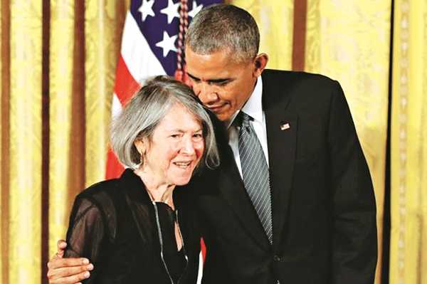 Năm 2015, Louise Glück đượcBarack Obama - Tổng thống Mỹ khi đó - trao Huân chương quốc giavề nghệ thuật và nhân văntại Nhà Trắng. Ảnh: AP.