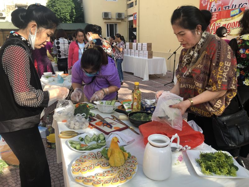Niềm vui của các HVPN khi tham gia Hội thi nấu ăn. Cô Trần Thị Trúc, Hội LHPN phường Mai Dịch cho biết, các cô thức đến 3 rưỡi sáng để chuẩn bị nguyên liệu, và trước đó đã làm thử các món ăn tham gia Hội thi rất nhiều lần. Tham gia chuẩn bị còn có chồng của các HVPN, cũng xắn tay phụ giúp để có được các món ăn đẹp mắt trưng bày hôm nay. Niềm vui của các HVPN khi tham gia Hội thi nấu ăn. Cô Trần Thị Trúc, Hội LHPN phường Mai Dịch cho biết, các cô thức đến 3 rưỡi sáng để chuẩn bị nguyên liệu, và trước đó đã làm thử các món ăn tham gia Hội thi rất nhiều lần. Tham gia chuẩn bị còn có chồng của các HVPN, cũng xắn tay phụ giúp để có được các món ăn đẹp mắt trưng bày hôm nay.