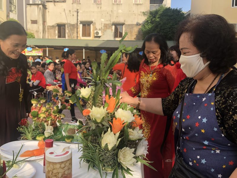 Các HVPN tham dự hội thi nấu ăn đều cho rằng, phải dành tâm huyết của mình vào món ăn, để vừa đẹp mắt, vừa ngon miệng, lại đọng lại trong tâm trí người ăn về hình ảnh người phụ nữ đảm đang, khéo léo. Các HVPN tham dự hội thi nấu ăn đều cho rằng, phải dành tâm huyết của mình vào món ăn, để vừa đẹp mắt, vừa ngon miệng, lại đọng lại trong tâm trí người ăn về hình ảnh người phụ nữ đảm đang, khéo léo.