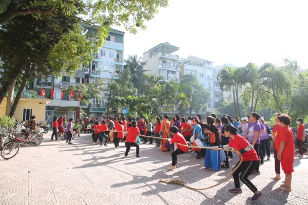 Cuộc thi kéo co tưng bừng vì có sự cổ vũ nhiệt tình của các cổ động viên Cuộc thi kéo co tưng bừng vì có sự cổ vũ nhiệt tình của các cổ động viên