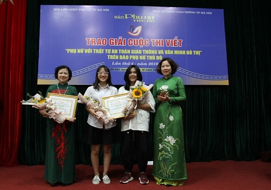 Đồng chí Lê Kim Anh - Chủ tịch Hội LHPN Hà Nội trao giải Nhì cho các tác giả tại Lễ trao giải cuộc thi năm 2019.