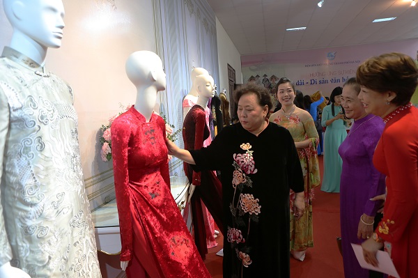 Các đại biểu tham quan gian trưng bày áo dài của các NTK trong khuôn khổ chương trình Gặp mặt cán bộ Hội qua các thời kỳ
