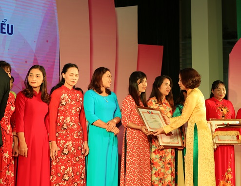 Đồng chí Lê Kim Anh, Chủ tịch Hội LHPN Hà Nội trao Bằng khen cho các gươngcán bộ Hội cơ sở tiêu biểu Đồng chí Lê Kim Anh, Chủ tịch Hội LHPN Hà Nội trao Bằng khen cho các gươngcán bộ Hội cơ sở tiêu biểu