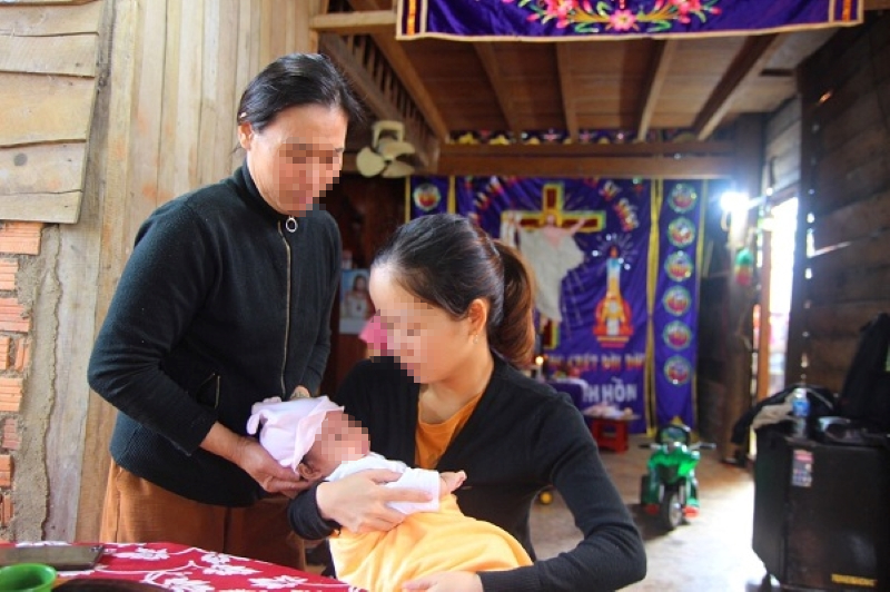 Trong lúc tang gia bối rối, chị T - vợ một nạn nhân tử vong do sự cố tại Thủy điện Rào Trăng 3 đã bị lừa 100 triệu đồng.