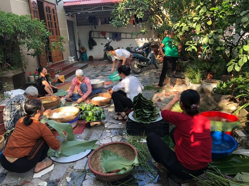 Cán bộ, hội viên phụ nữ huyện Đan Phượng gói bánh chưng gửi tặng đồng bào miền Trung