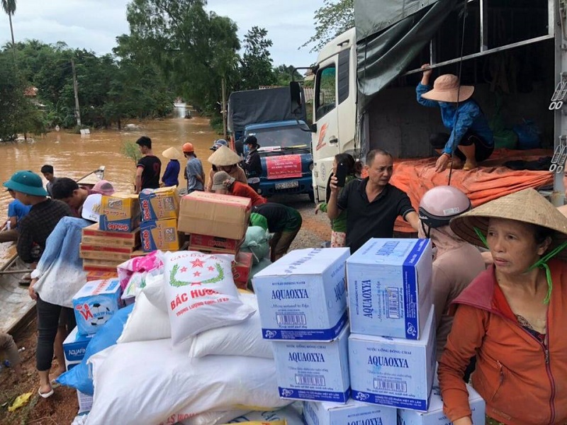 Những xe hàng chở nhu  yếu phẩm, đồ dùng thiết yếu của phụ nữ Hoàng Mai đến với bà con miền Trung