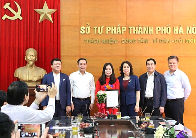 Phó Chủ tịch UBND thành phố Hà Nội Lê Hồng Sơn công bố quyết định bổ nhiệm Phó Giám đốc Sở Tư pháp đối với đồng chí Phạm Thị Thanh Hương.