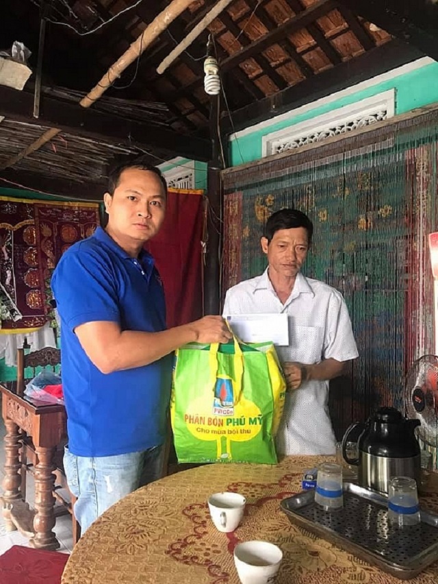 PVFCCo trao quà hỗ trợ cho đồng bào vùng lũ.