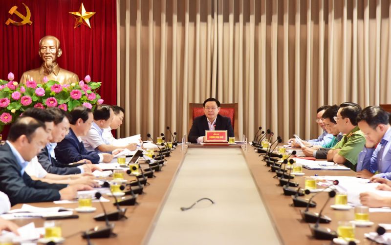 Bí thư Thành ủy Hà Nội Vương Đình Huệ chủ trì buổi làm việc với các đơn vị liên quan về xử lý chất thải rắn trên địa bàn thành phố Hà Nội.