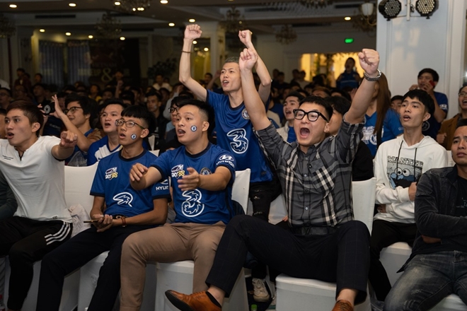 CĐV Chelsea ở điểm cầu Khâm Thiên, Hà Nội CĐV Chelsea ở điểm cầu Khâm Thiên, Hà Nội