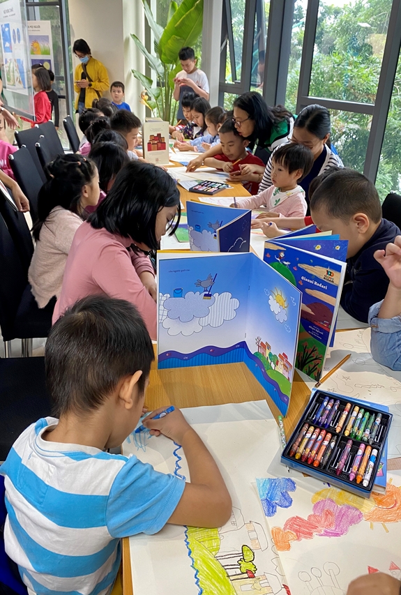 C&aacute;c em thiếu nhi h&agrave;o hứng vẽ tranh theo s&aacute;ch truyện của nh&agrave; văn Gianni Rodari tại NXB Kim Đồng