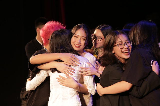 Niềm vui của các bạn học sinh trường  khi vở diễn đã ở lại trong lòng công chúng